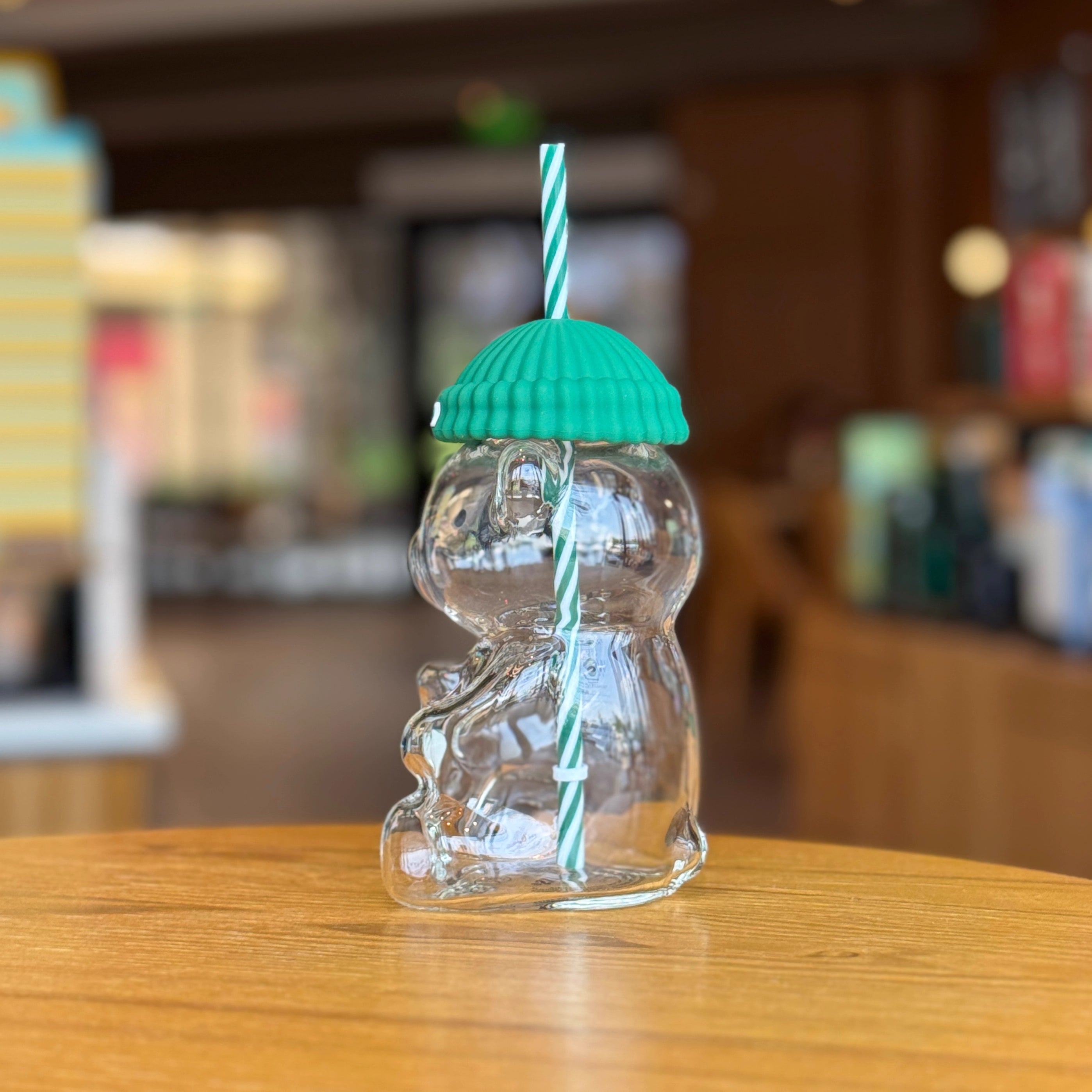 كوب زجاجي Starbucks بتصميم الدب مع غطاء سيليكون أخضر.