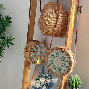 حقيبة دائرية Rattan Bag مزينة بصدف طبيعي يدوي الصنع.