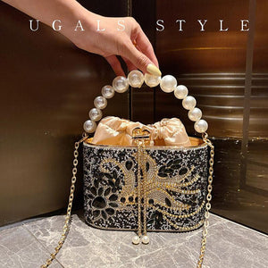 حقيبة Clutch سهرة مرصعة بالكريستال ومزينة بيد لؤلؤ فاخرة.