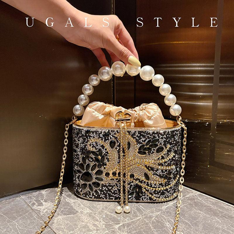 حقيبة Clutch سهرة مرصعة بالكريستال ومزينة بيد لؤلؤ فاخرة.