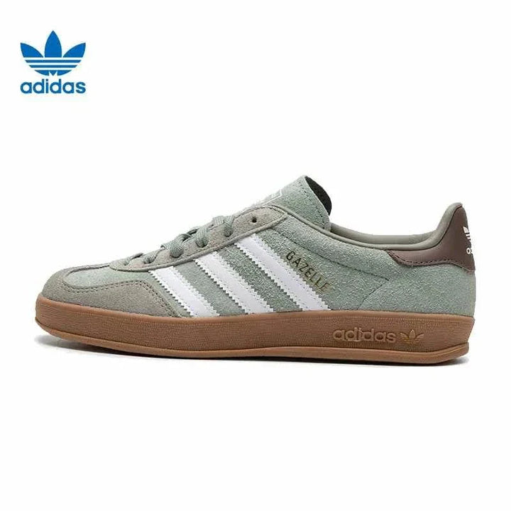 حذاء رياضي adidas أديداس سنيكرز جازيل إندور بتصميم كلاسيكي من الشمواه الناعم مع نعل مطاطي وشعار الخطوط الثلاثة وراحة عالية