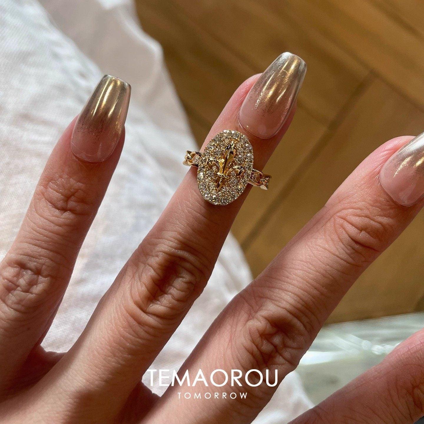 خاتم ذهبي بتصميم Oval مرصع بـ Zircon فخم.