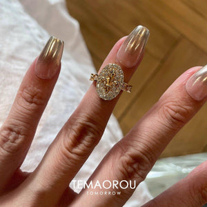 خاتم ذهبي بتصميم Oval مرصع بـ Zircon فخم.