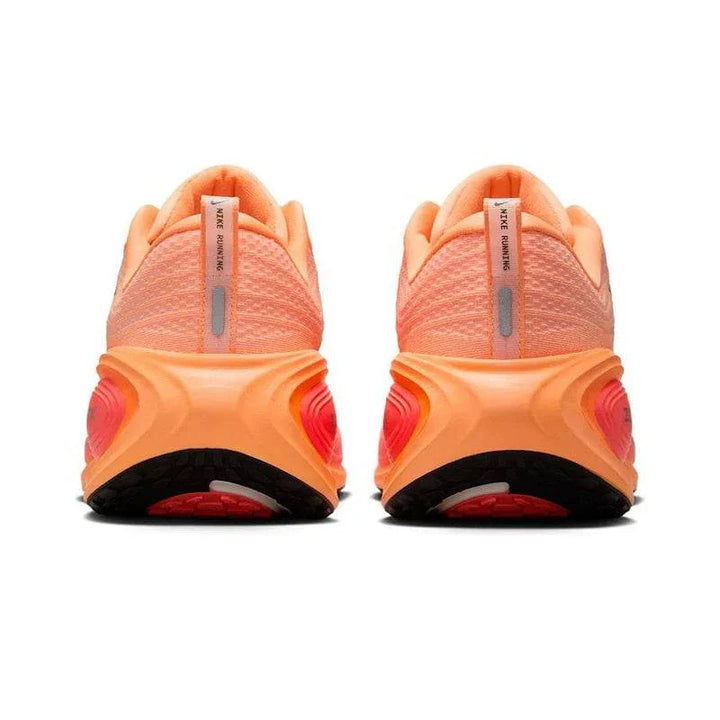Nike VOMERO PLUS حذاء جري رجالي بلون مرجاني برتقالي مع نعل أسود ووسادة ZoomX مرنة