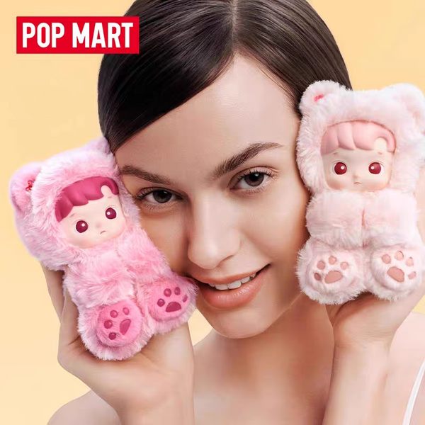 امرأة تحمل دمى سلسلة Pop Mart Hacipupu Gummy Bear الناعمة الوردية محشوة في شكل دب صغير