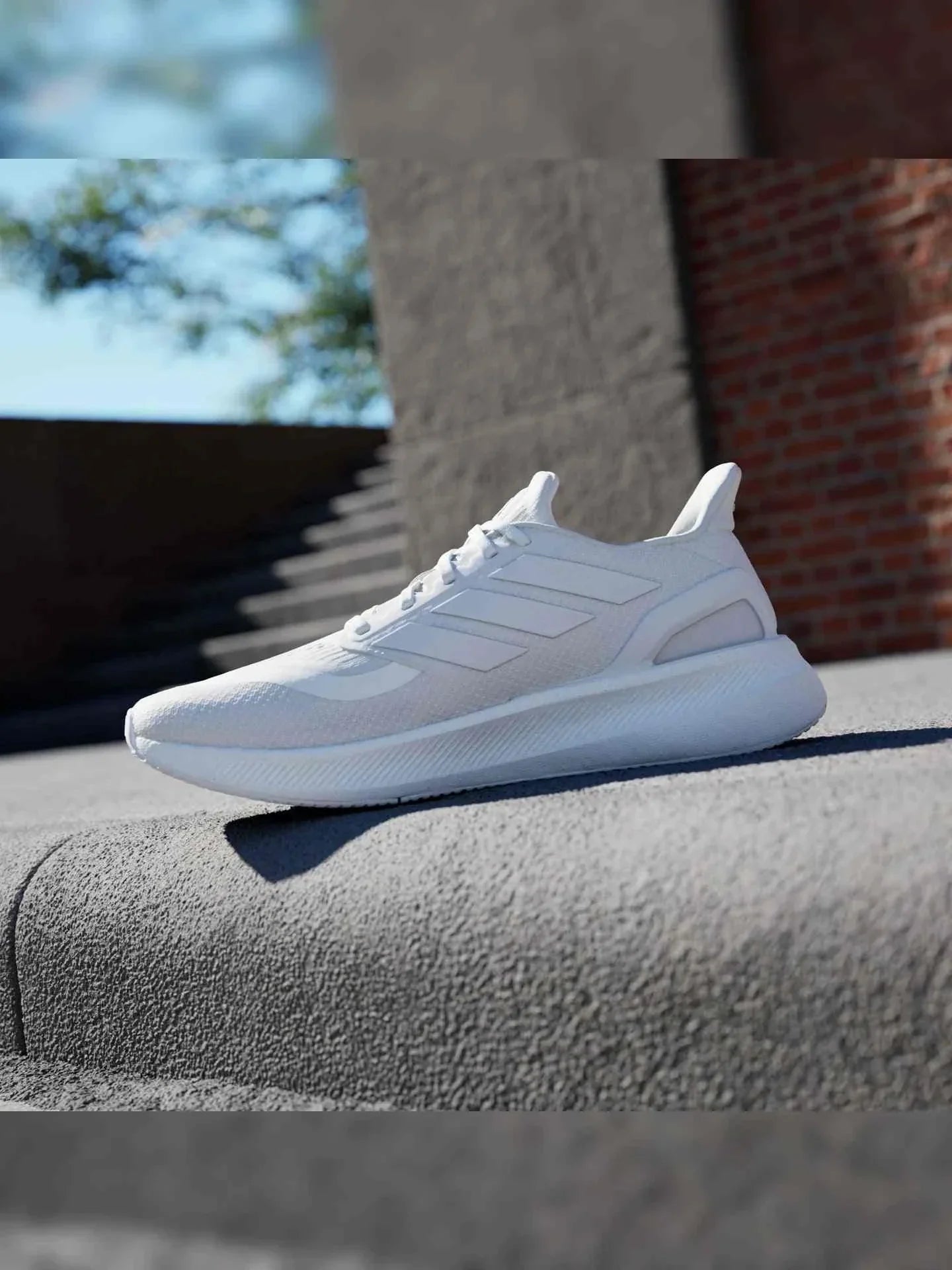 Adidas حذاء جري خفيف ومريح من أديداس.