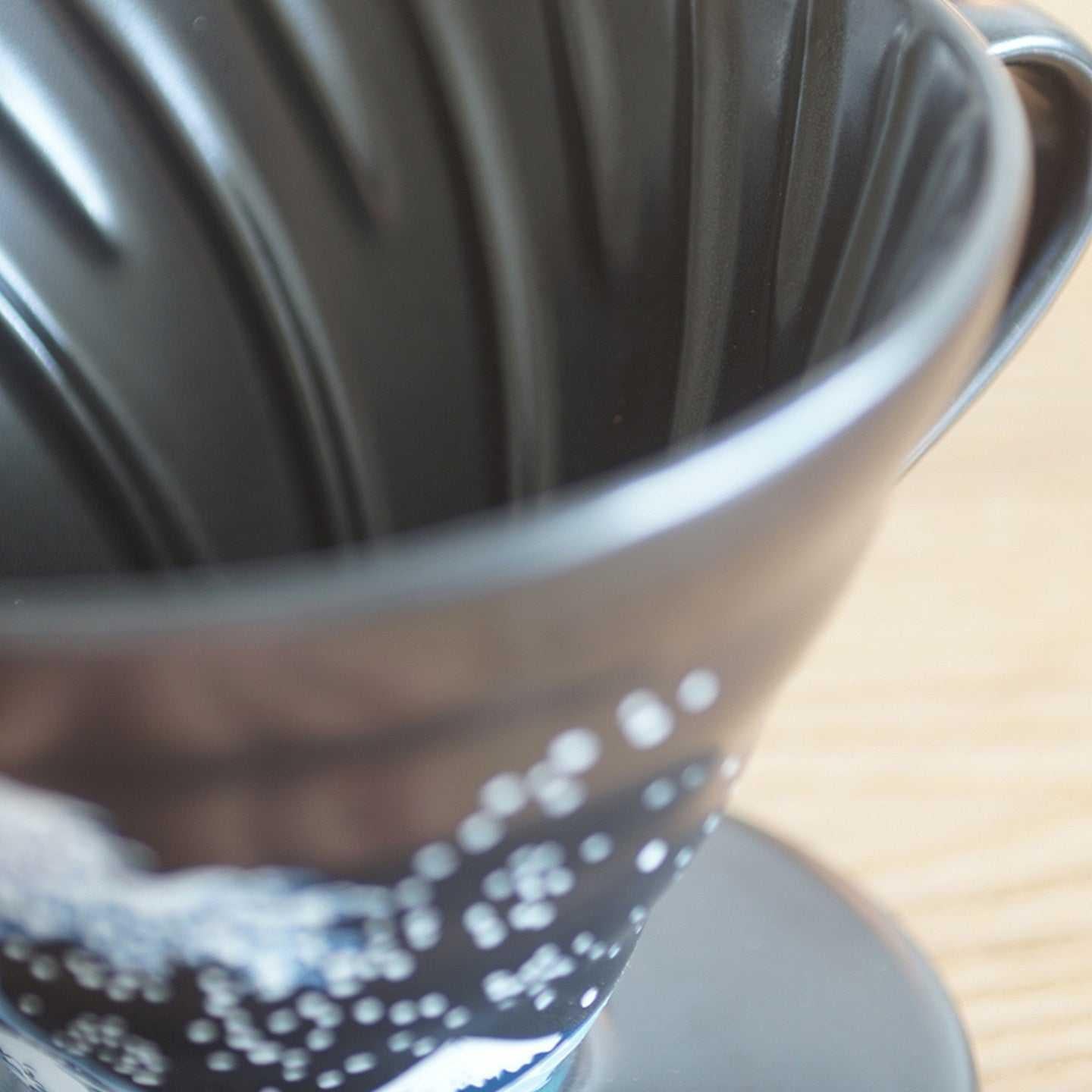 قمع تقطير V60 من HARIO إصدار Kanagawa Surf محدود.