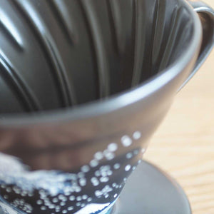 قمع تقطير V60 من HARIO إصدار Kanagawa Surf محدود.