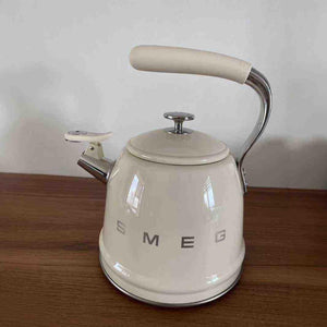 SMEG غلاية SMEG الكلاسيكية  تصميم تقليدي فاخر بلون عاجي.
