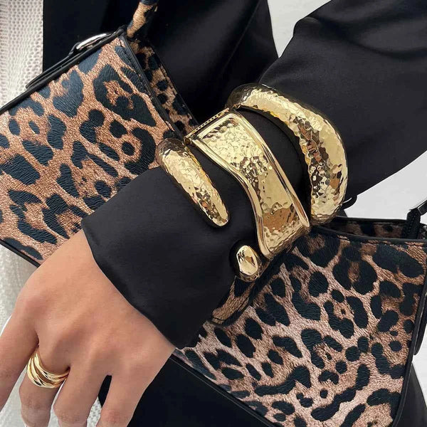 سوار نسائي بتصميم هندسي مستوحى من حركة موجات الماء accessories بتشطيب ذهبي لامع موضة صيف 2025