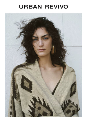 سويتر صوف نسائي كارديجان بنقشة Fair Isle لقطة قريبة