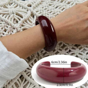 طقم أساور Bangle بتصميم Chunky عريض وألوان Gold و Resin.
