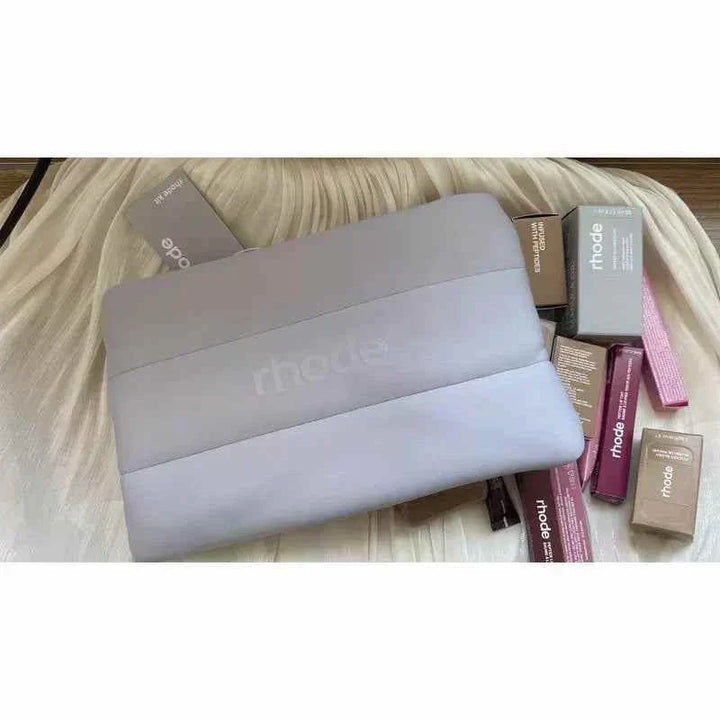 حقيبة مكياج صغيرة وعملية من Rhode Kit، مثالية لحمل وتنظيم مستحضرات التجميل بأناقة