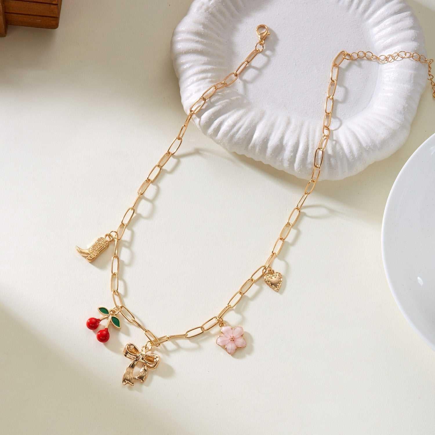 عقد Pearl Choker بقلادات Cherry و فواكه صيفية جذابة.