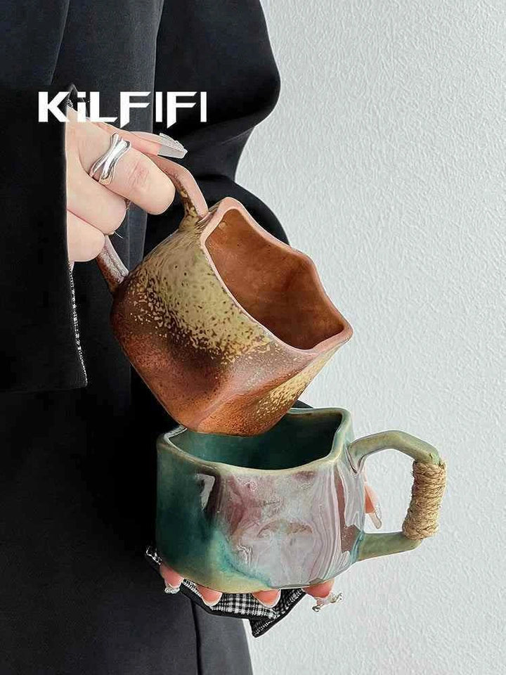 أكواب خزفية بنمط قديم.