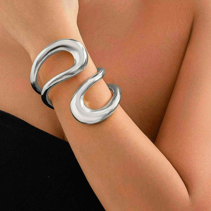 سوار معدني فضي بتصميم مفتوح وغير منتظم بأسلوبVintage عصري أنثوي ولامع مناسب لإطلالات يومية ورسمية موضة 2025