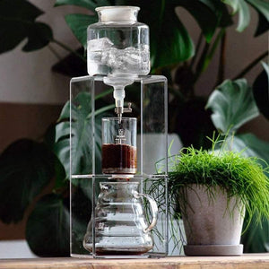 أداة تحضير القهوة المقطرة Cold Brew من Hario بتصميم أنيق.