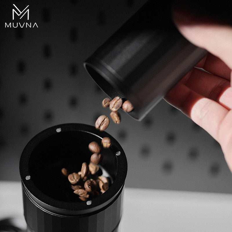 طاحنة قهوة MUVNA الكهربائية - تصميم أسود عصري وأداء احترافي.