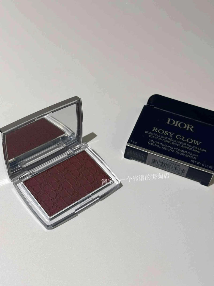 Dior ديور باكستيج أحمر خدود روزي جلو، بتركيبة ناعمة خفيفة تتفاعل مع البشرة للحصول على لون متوهج وصحي.