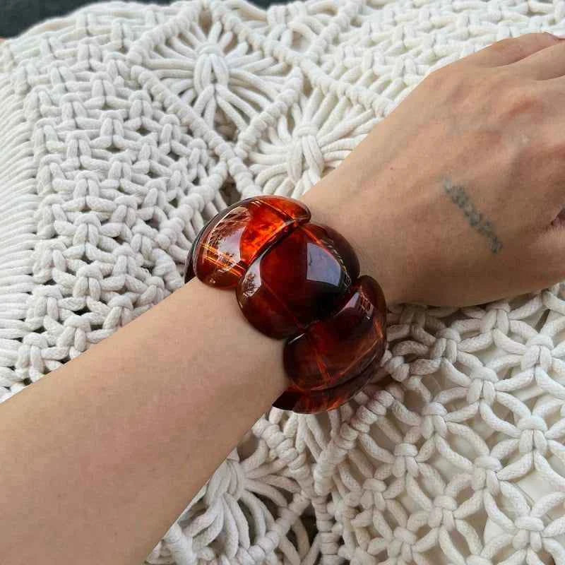 أساور Resin عريضة بتصميم Vintage وألوان رخامية فاخرة.