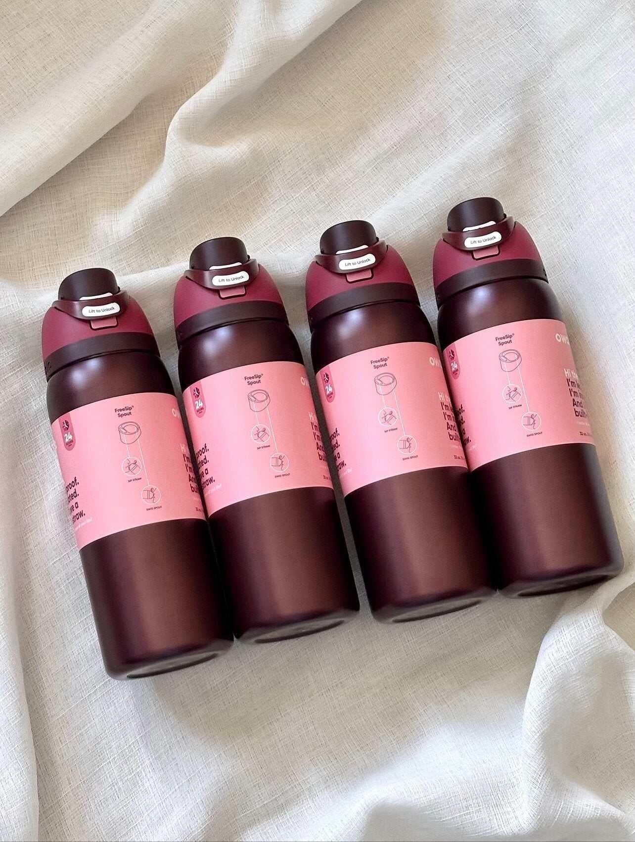 مطارة Owala FreeSip لون Black Cherry بلمسة Matte Metallic.
