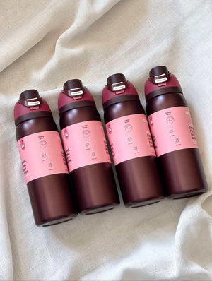 مطارة Owala FreeSip لون Black Cherry بلمسة Matte Metallic.