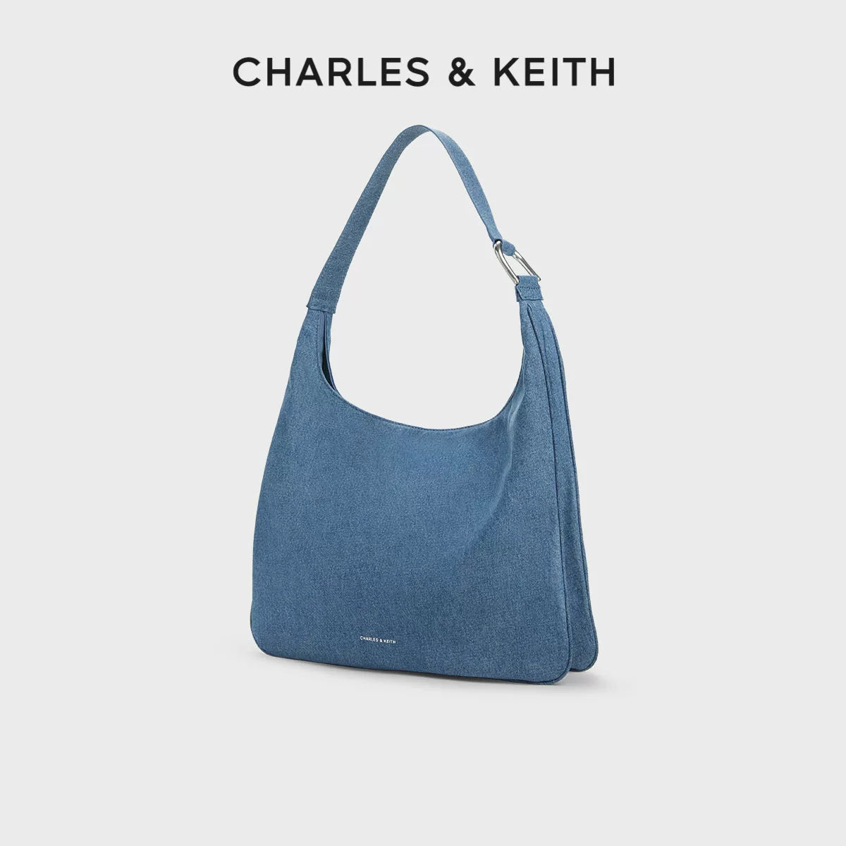 حقيبة كتف Charles & Keith بتصميم Denim عصري وعملي.