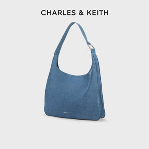 حقيبة كتف Charles & Keith بتصميم Denim عصري وعملي.