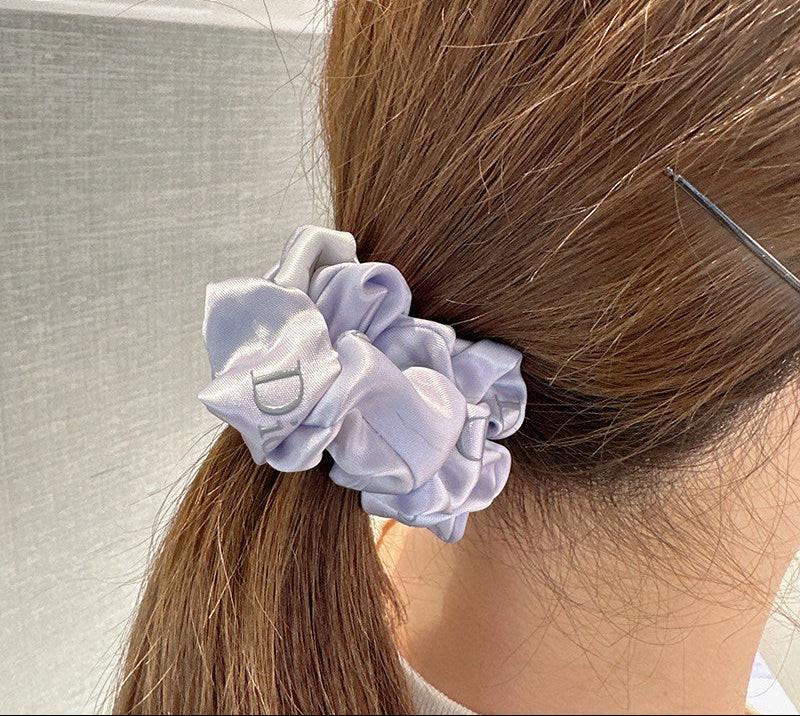 ربطة شعر Scrunchie بتصميم Dior الفاخر - ألوان متعددة.