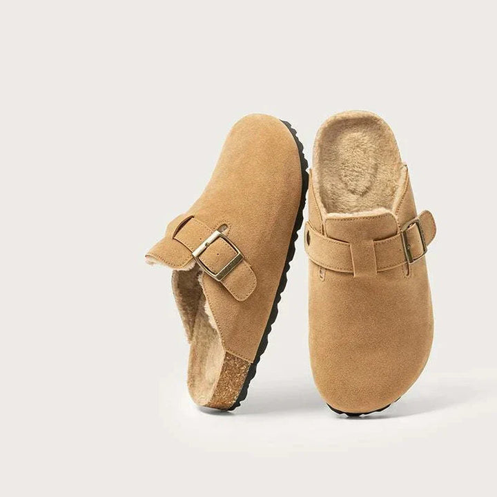 حذاء منزلي شتوي من الجلد الشبيه بالسويد مع بطانة صوف صناعي ودعم قوس القدم بنعل كورك ونعل خارجي TPR لمتانة وراحة عالية