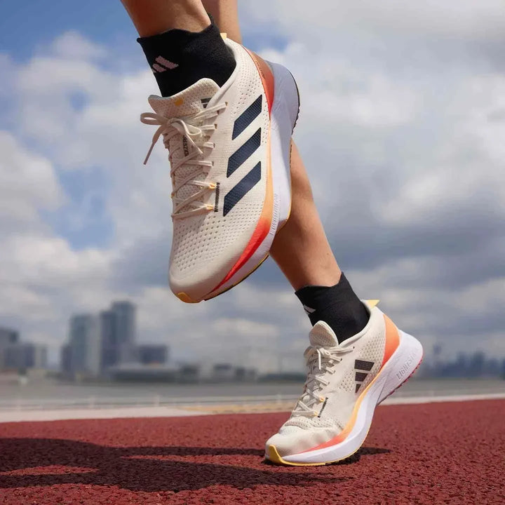 حذاء Adidas أديداس حذاء الجري السريع ADIZERO SL بألوان بيج ومرجانية للرجال والنساء على مضمار الجري