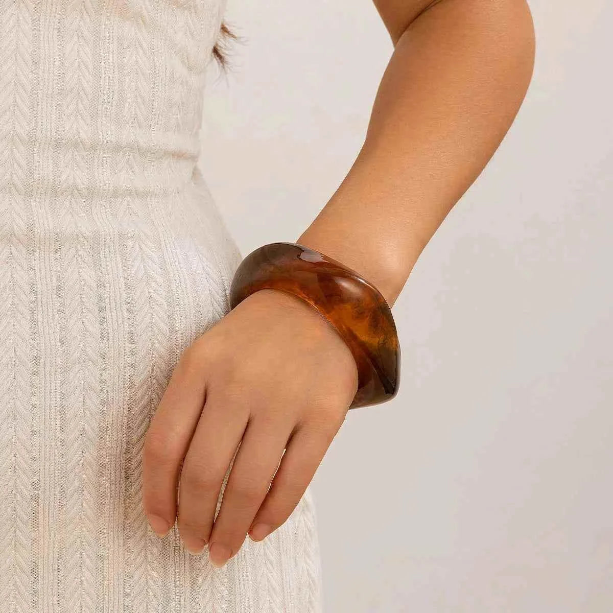 Irregular acrylic bracelet | موضة صيف 2025 | إكسسوارات عروض الأزياء والكاجوال.