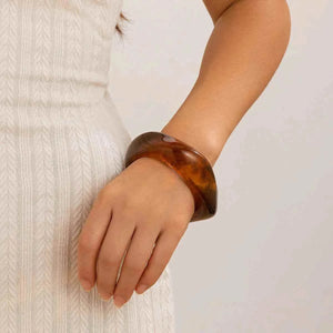 Irregular acrylic bracelet | موضة صيف 2025 | إكسسوارات عروض الأزياء والكاجوال.