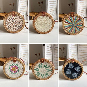 حقيبة دائرية Rattan Bag مزينة بصدف طبيعي يدوي الصنع.