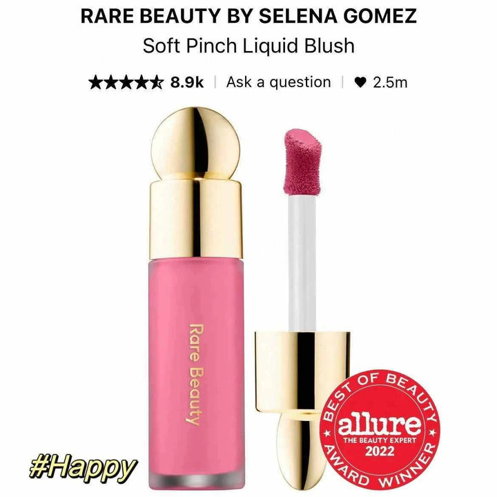 نص الصورة: مستحضر Rare Beauty رير بيوتي أحمر خدود سوفت بينش سائل بجانب أداة تطبيق بلون وردي، حائز على جائزة Allure 2022.