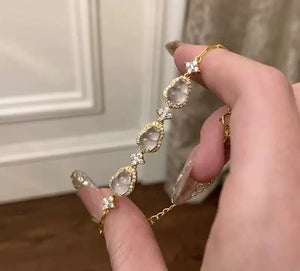 سوار نسائي ذهبي مرصع بأحجار الكريستال الأنيقة.