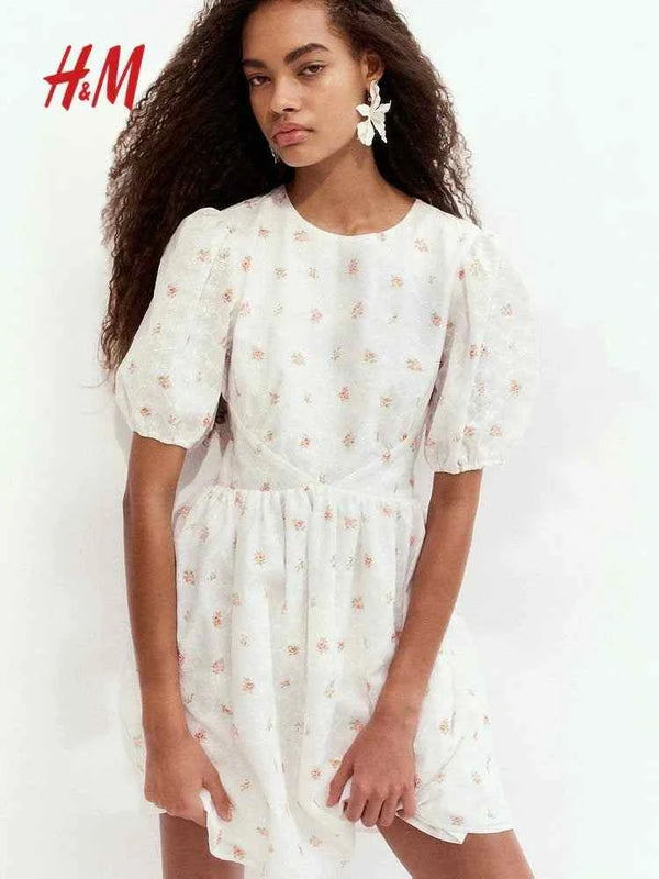 Short embroidered open-back dress with puff sleeves.اتش اند ام