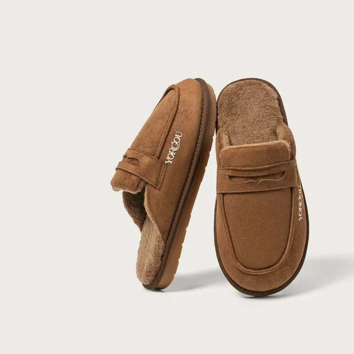 نعال داخلية من الجلد المدبوغ باللون البني مع بطانة فروية سميكة ونعل مطاطي مضاد للانزلاق بتصميم أنيق ومريح