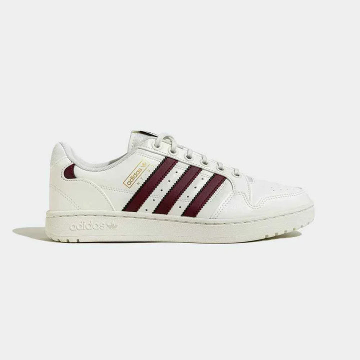 حذاء Adidas حذاء NY 90 STRIPES الكلاسيكي باللون الأبيض الكريم مع شرائط بورغندي وتصميم جلد ناعم