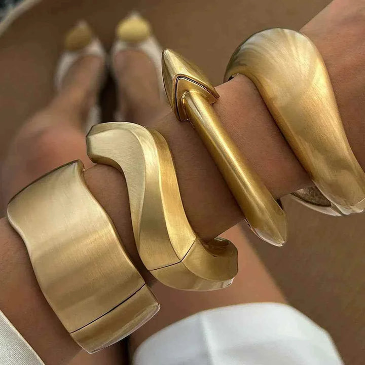 إسوارة نسائية معدنية عريضة بتصميم Punk Matte عصري مع مشبك Spring Buckle بأسلوب باند أوروبي وأمريكي