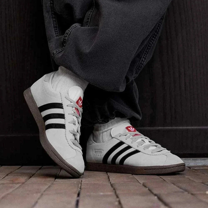 Adidas | أديداس حذاء T-Toe STADT الكلاسيكي أبيض عاجي بشراشيب سوداء ونعل مطاطي بني للنشاطات اليومية