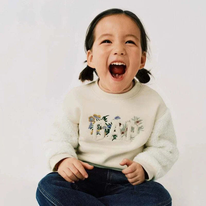 كنزة GAP فرو للأطفال مع تطريز أزهار دافئة وناعمة للشتاء