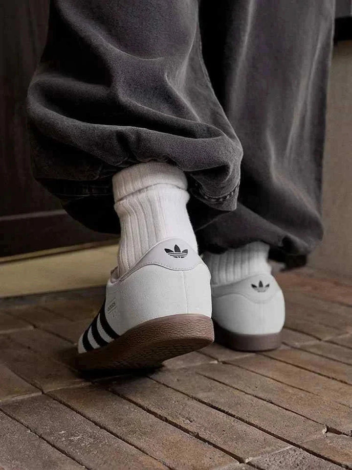 Adidas أديداس حذاء T-Toe STADT الكلاسيكي أبيض عاجي بشامواه مع نعل بني مطاطي وخطوط سوداء