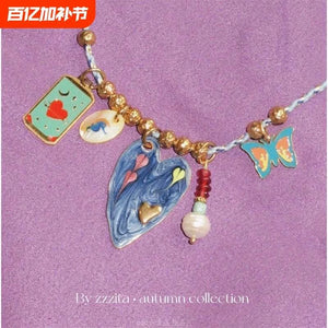 قلادة Necklace بتصميم Charms متنوع وألوان جذابة.