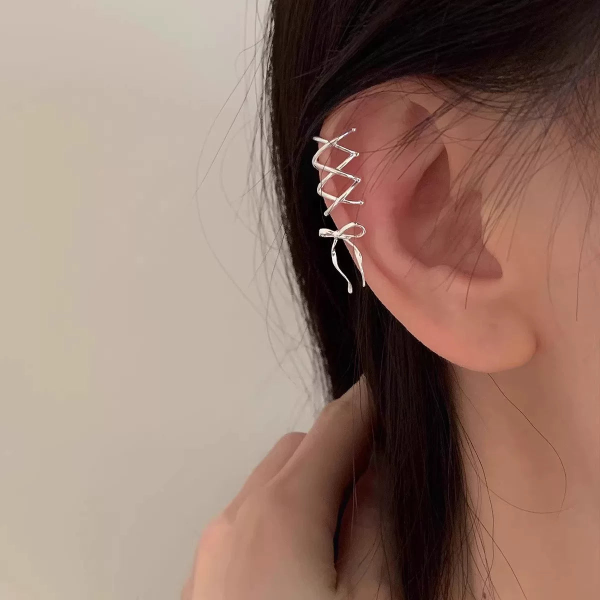Ear Cuff بتصميم Bow Knot ولون فضي مميز.