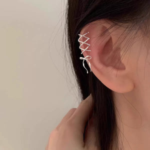 Ear Cuff بتصميم Bow Knot ولون فضي مميز.