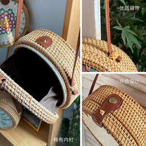 حقيبة دائرية Rattan Bag مزينة بصدف طبيعي يدوي الصنع.