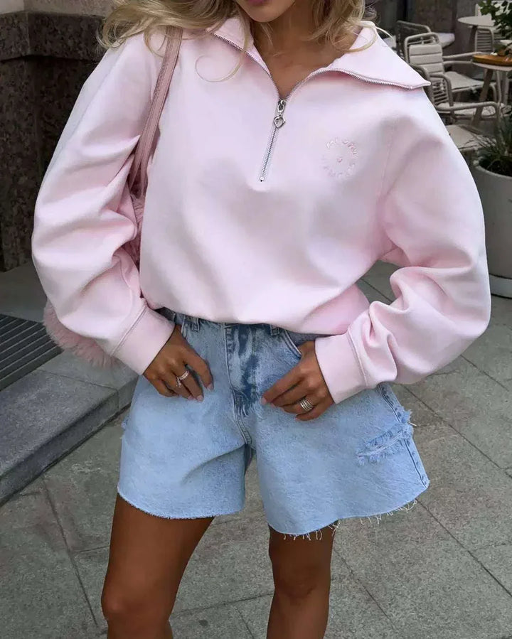 سويت شيرت نسائي زهري بنقشة قلب معدني وياقة قابلة للطي وقماش قطني مبطن ناعم مناسب للمشاوير والكاجوال