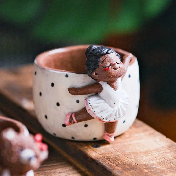 كوب قهوة يدوي ييفانغ من الطين الخزفي مزين بدمية راقصة باليه ثلاثية الأبعاد وتصميم نقطي أنيق