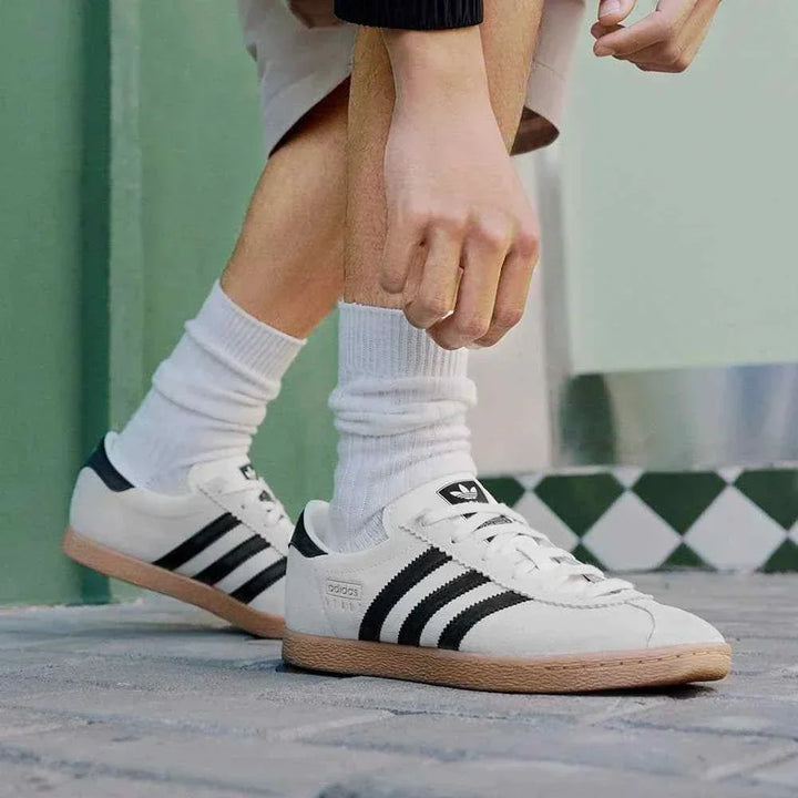 Adidas | أديداس حذاء T-Toe STADT كلاسيكي أبيض بعلامة الثلاث خطوط السوداء ونعل بني مطاطي مقاوم للانزلاق